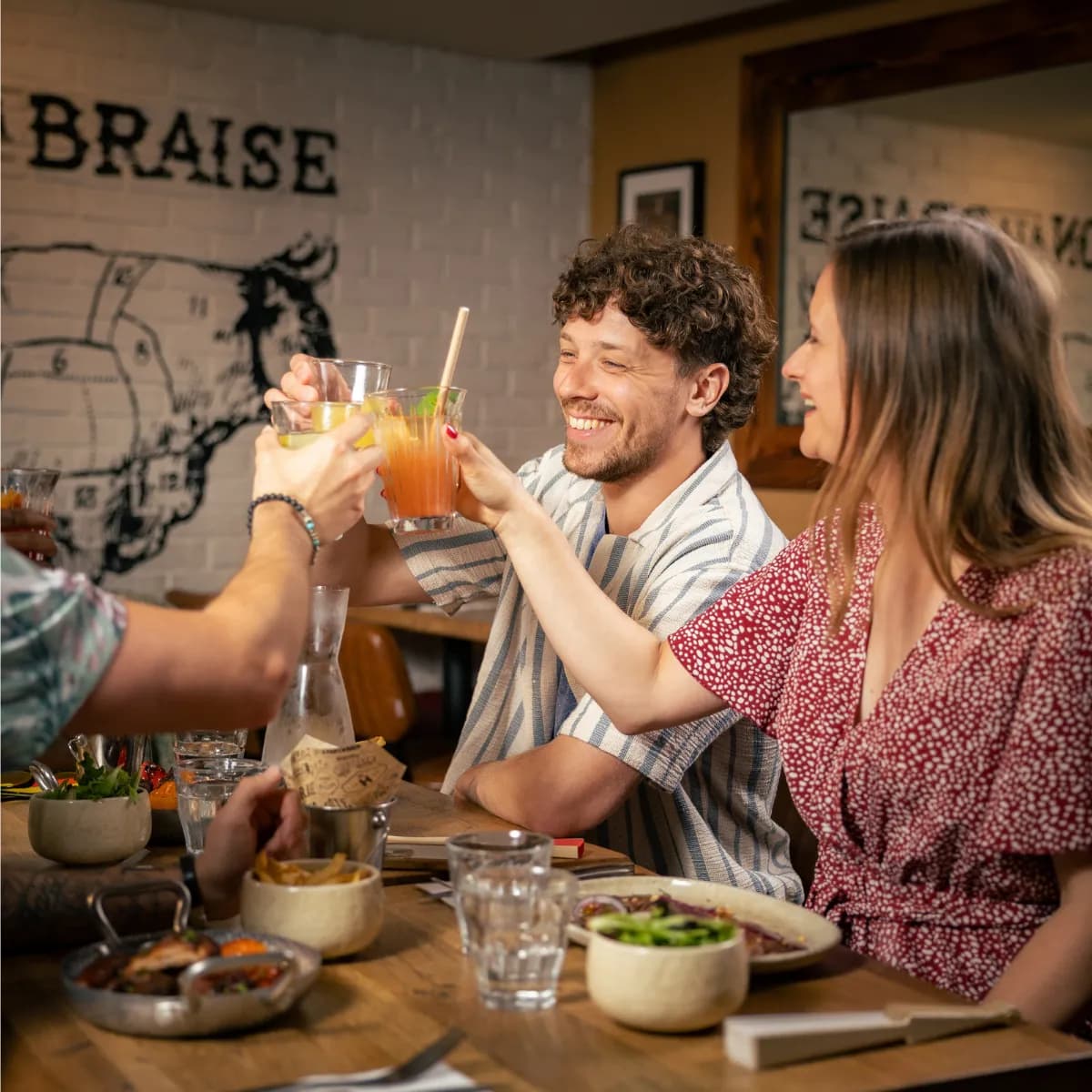 Photo de l'ambiance et des viandes braisées du restaurant Hippopotamus
